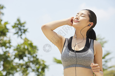 阳光开朗的户外运动的年轻女孩图片