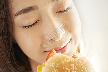 居家美女开心的吃汉堡图片