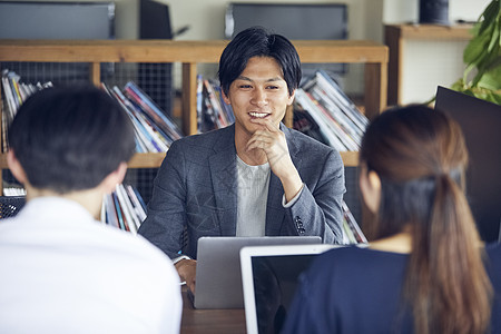 壮年男女男商务会议图片