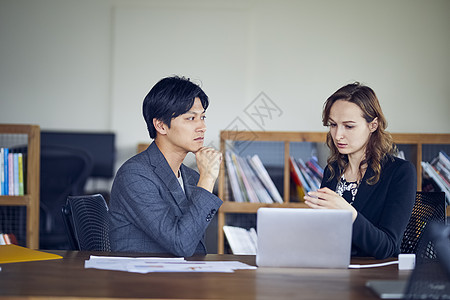 手提电脑商业女人全球商务会议图片