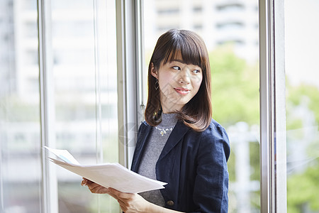 认真工作的企业职业女性图片