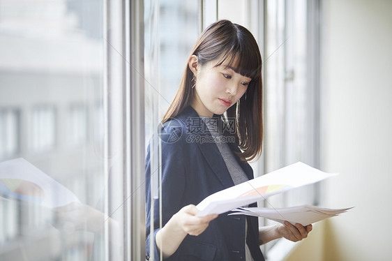 信息技术的商业女人图片