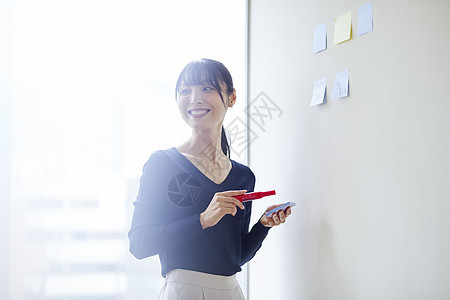 室内笑脸上半身女商人便利贴图片