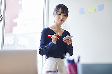 商业法人一人女商人便利贴图片