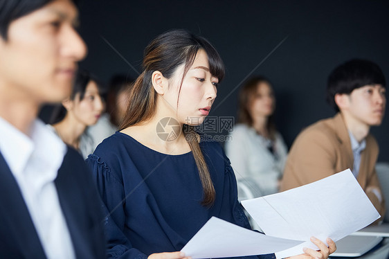 男女演讲办公室女郎商业研讨会图片