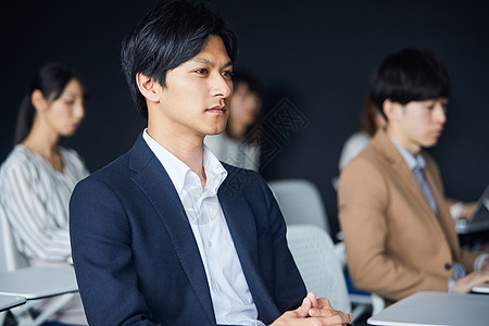 日本人男人和女人生机勃勃商业研讨会图片