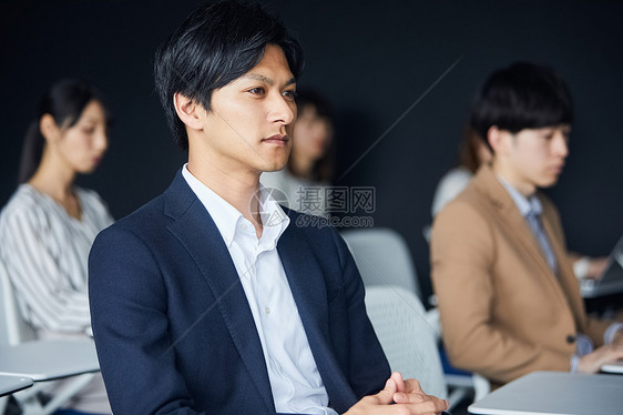 日本人男人和女人生机勃勃商业研讨会图片