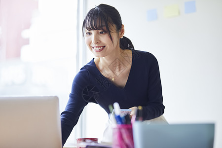 互联网笔记本电脑it商业女人图片