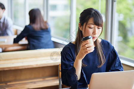 复数拿出手提电脑商务女商人喝咖啡休息图片