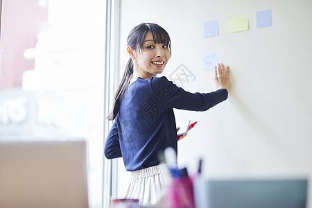 空白部分白板肖像女商人便利贴图片