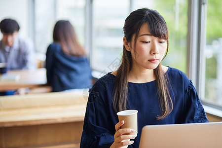 商务女商人在喝咖啡休息图片