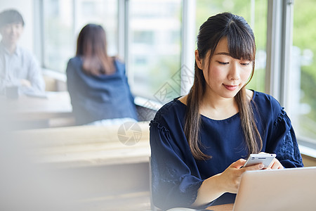 办公室的商业女人看手机图片