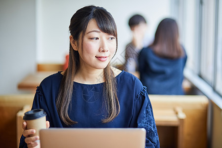 商务女商人在喝咖啡休息图片