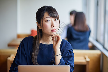 教室出神的女士图片