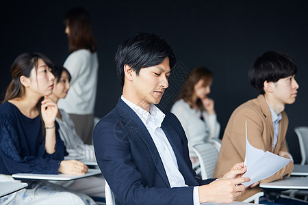 参加商业研讨会的男士图片