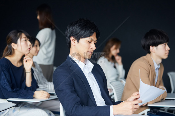 参加商业研讨会的男士图片