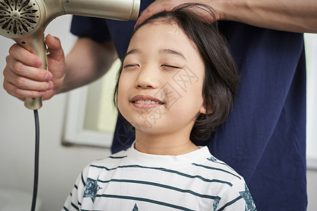 20多岁假期小孩父母和孩子的生活方式外观图片