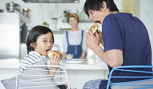 男女早餐休假家庭生活食品图片