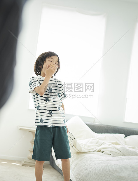 快乐明亮亚洲人儿童生活床图片