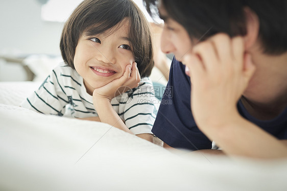 家庭躺下伙伴父母和孩子的生活方式床图片