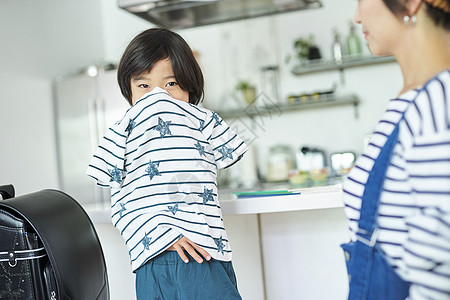 书包女家人父母和孩子的生活方式图片