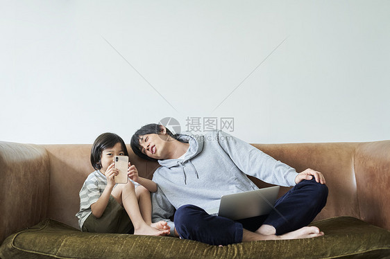 全身便携电脑操作父母和孩子的生活方式图片