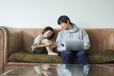 男坐着男子父母和孩子的生活方式图片