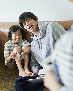 男人和女人妈妈日本人父母和孩子的生活方式图片