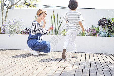 木甲板小朋友年轻父母和孩子的生活方式图片