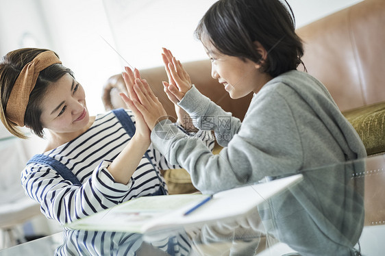 时髦室内人物父母和孩子的生活方式图片