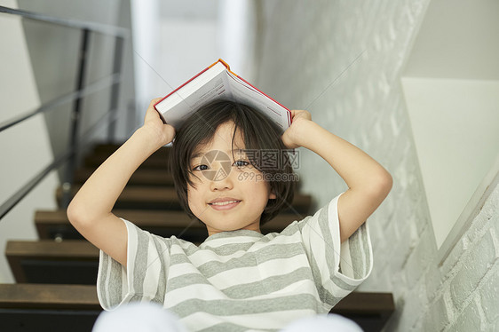 男孩天留白孩子的生活方式图片