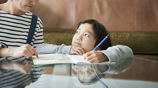 仰视小朋友图片