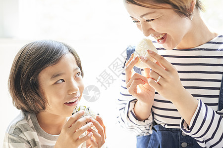 母亲笑容女家庭生活食品图片