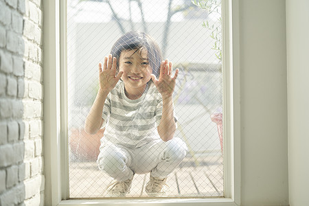 小朋友蹲坐早晨孩子的生活方式图片