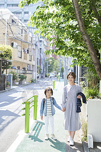 女人手壮年父母和孩子的生活方式图片