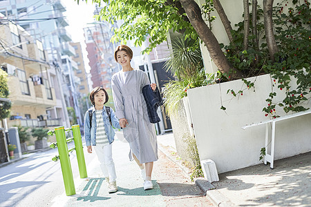 肖像人行道女孩父母和孩子的生活方式图片