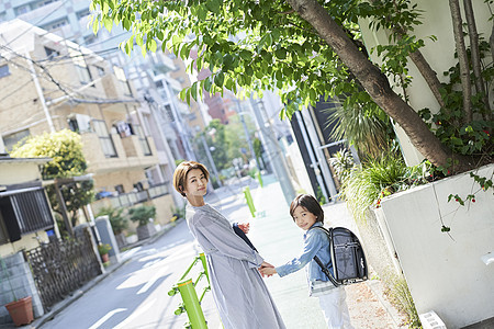 小朋友男孩女孩父母和孩子的生活方式图片