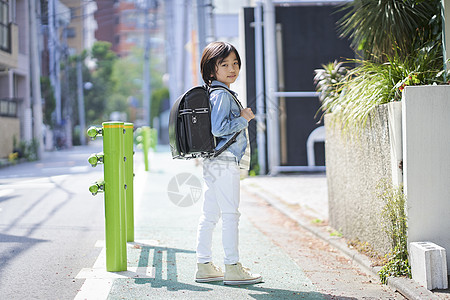 路跑叶子通勤上学一人孩子的生活方式背景