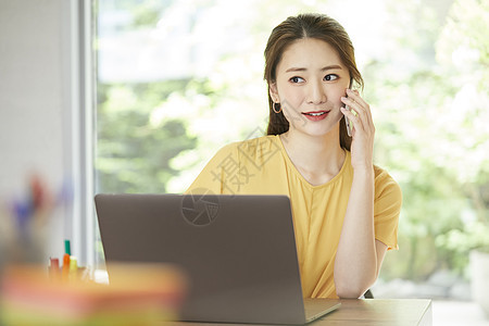 职业女性正在室内办公打电话图片