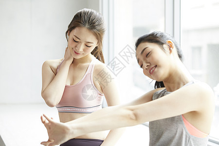 在家做瑜伽的女性图片