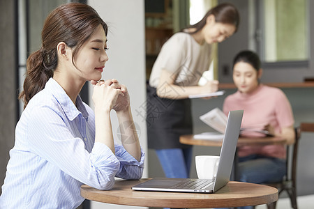 使用笔记本电脑的年轻女子图片