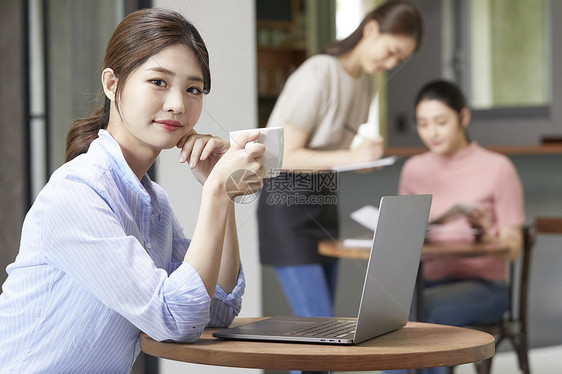 咖啡厅工作的商务女性图片