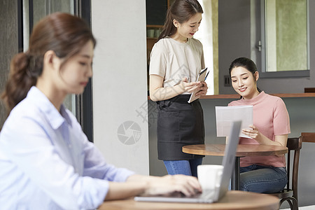 咖啡馆点单的年轻女子图片