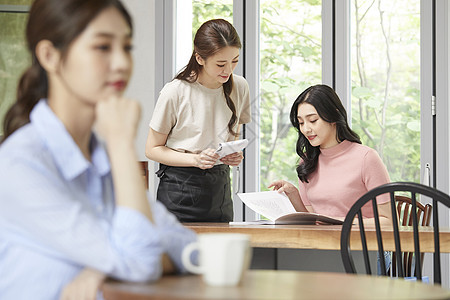 咖啡馆点单的年轻女子图片