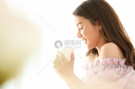 微笑女人在家喝牛奶图片