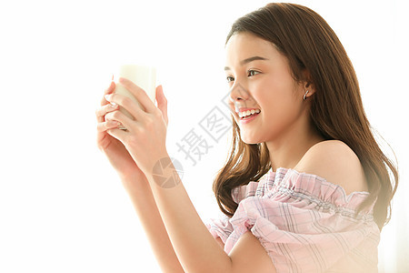 微笑女人在家喝健康牛奶图片