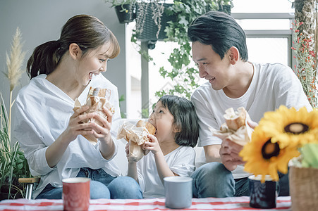 野营用餐的一家三口图片