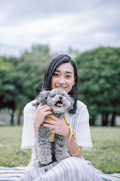 抱着宠物的女人图片