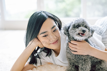 室内抱着宠物的女人图片