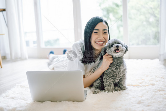 室内养着宠物的女人看电脑图片